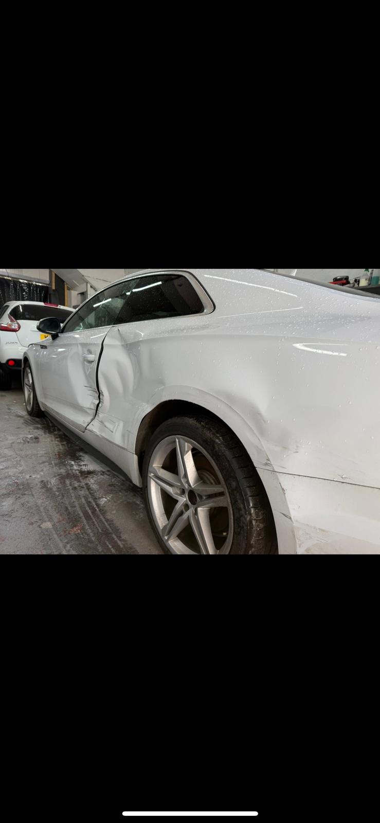 Carrosserie abimee avant intervention a Villeneuve
