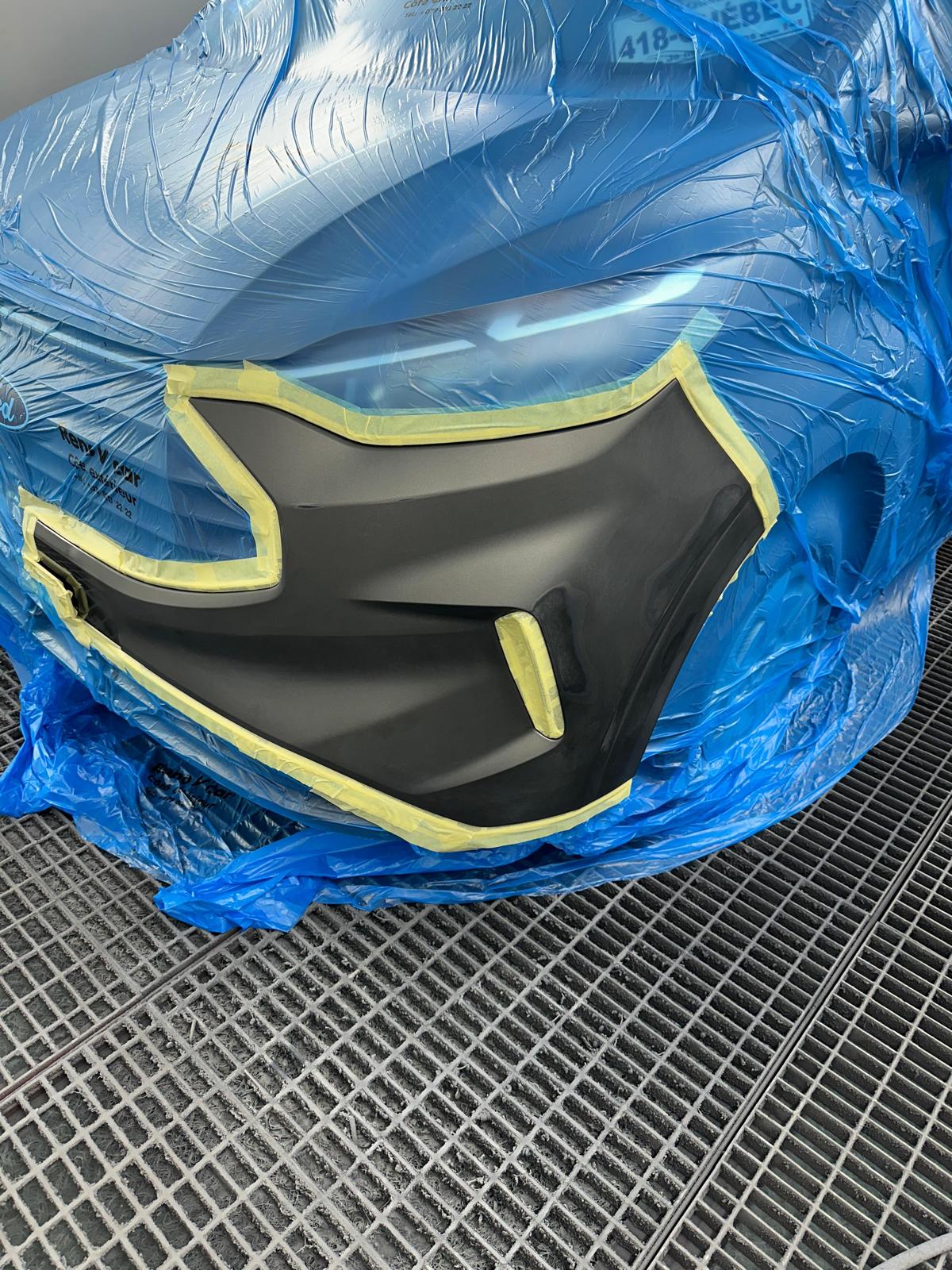 Preparation et masquage d'un element avant peinture en carrosserie